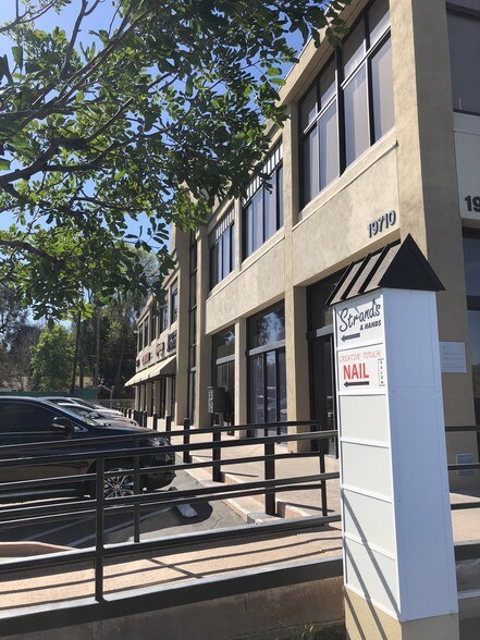 More Photos Of 19710 Ventura Blvd, Woodland Hills Storefront Retail Office For Lease
