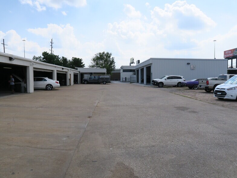 More Photos Of 5610-5613 Southwest Fwy, Houston Flex For Lease