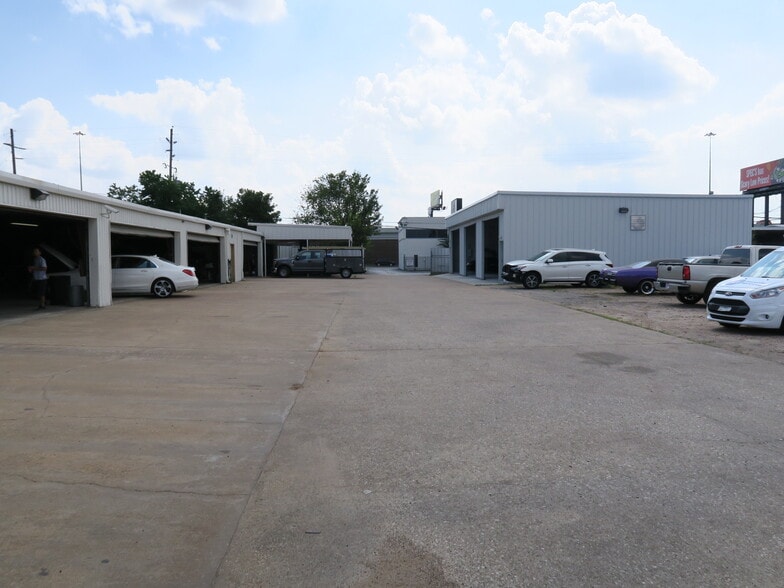 More Photos Of 5610-5613 Southwest Fwy, Houston Mixed Retail For Lease