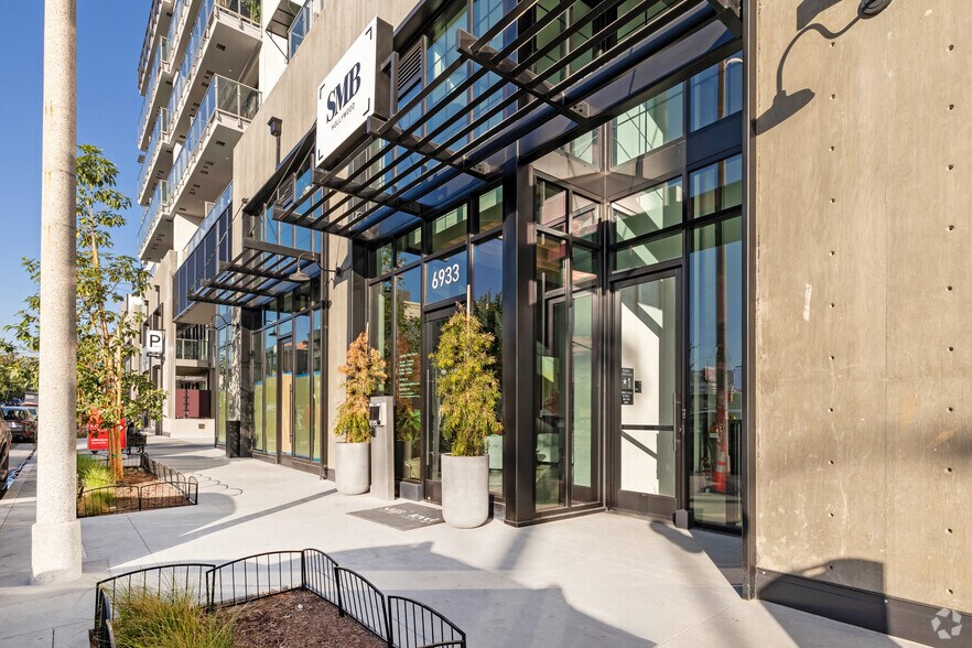 More Photos Of 6933 Santa Monica Blvd, Los Angeles Apartments For Lease