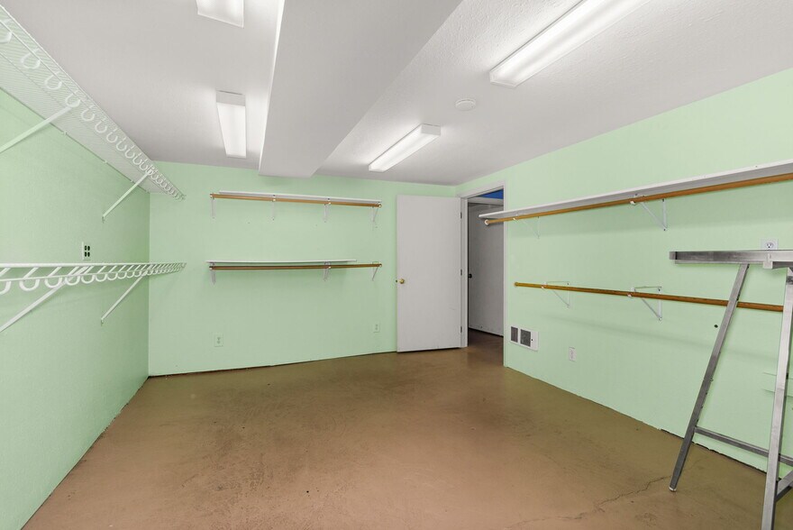 More Photos Of 1017 W Main St, Centralia Flex For Sale