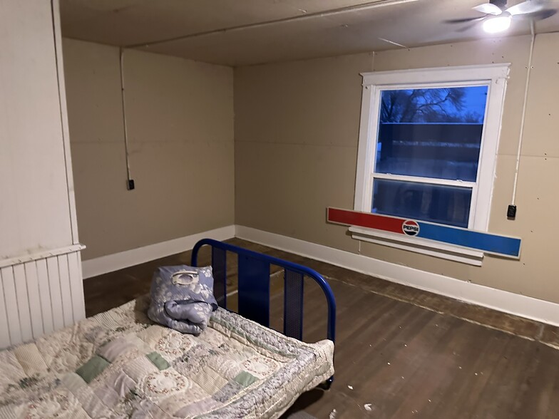 More Photos Of 4 Davis St, Hamlet Restaurant For Sale