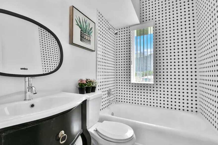 More Photos Of 1443 West Ave, Miami Beach Hotel For Sale