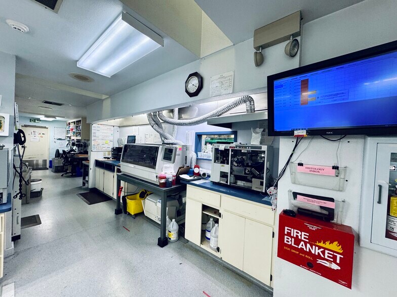 More Photos Of 2036 Railroad Ave, Redding Office For Sale