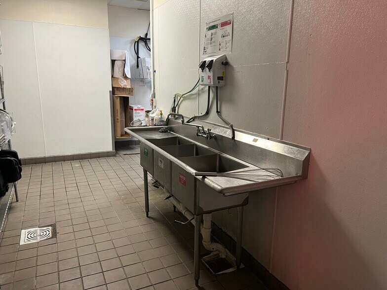 More Photos Of 7205 S Broadway Ave, Tyler Fast Food For Lease