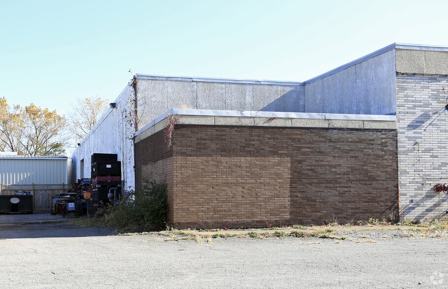 More Photos Of 2001 Elyria Ave, Lorain Warehouse For Lease
