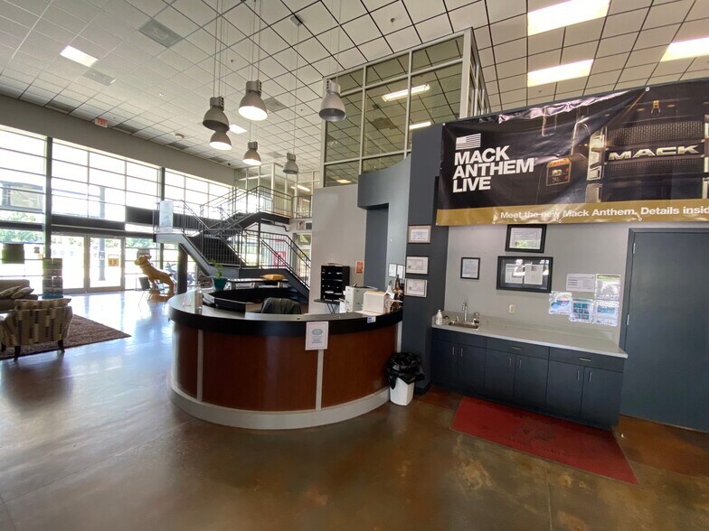 More Photos Of 1101 Doyle Melancon Ext, Breaux Bridge Showroom For Sale