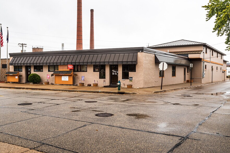 More Photos Of 1613 Chase St, La Crosse Showroom For Sale