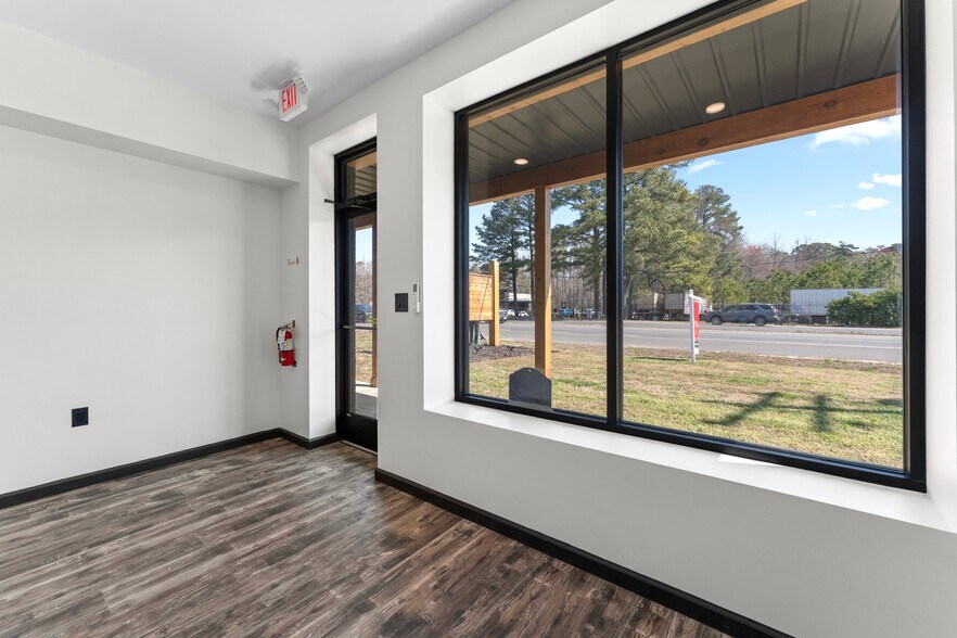 More Photos Of 2988 George Washington Memorial Hwy, Hayes Office For Sale