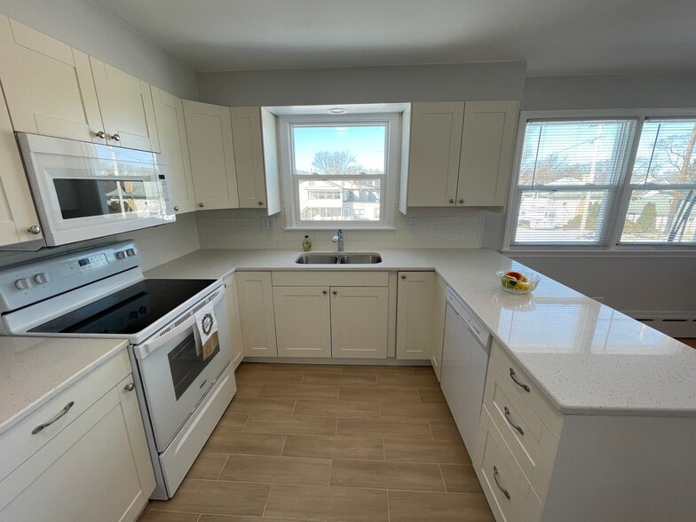 More Photos Of 215 N Waukegan Rd, Lake Bluff Convenience Store For Sale