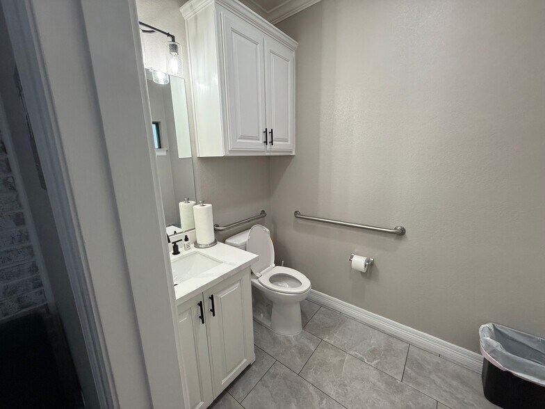 More Photos Of 2124 Parkwood Dr, Bedford Office For Lease