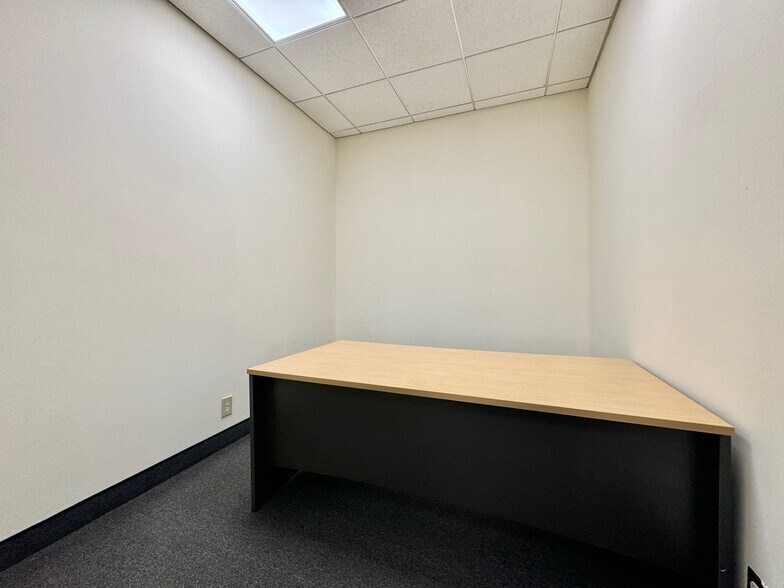 More Photos Of 25-21 49th St, Astoria Office For Lease