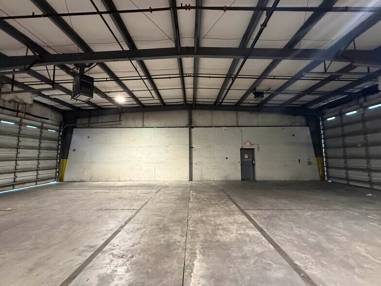 More Photos Of 701 Fentress Blvd, Daytona Beach Distribution For Lease