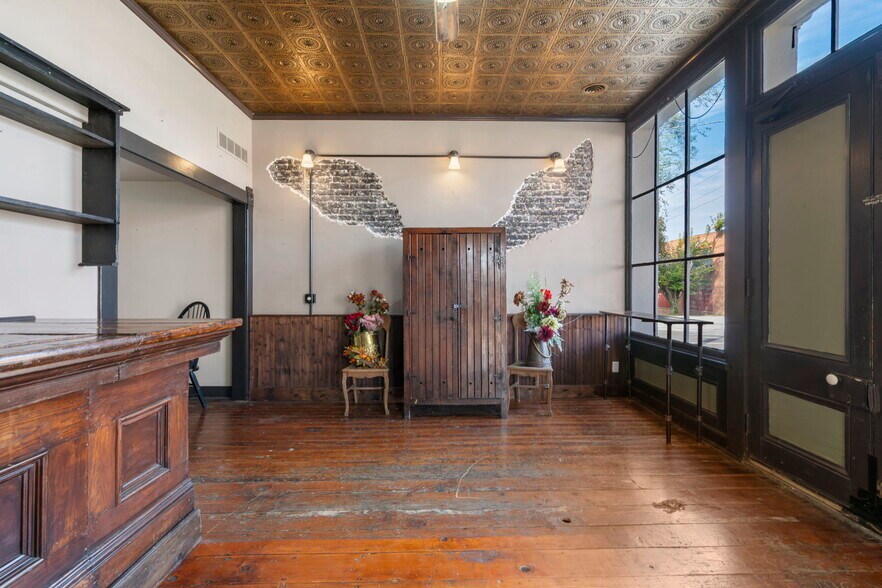 More Photos Of 901 Franklin Ave, Lexington General Retail For Sale