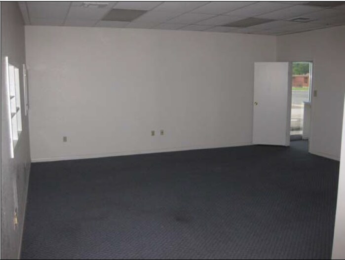 More Photos Of 621 E Market St, Rockport Flex For Lease