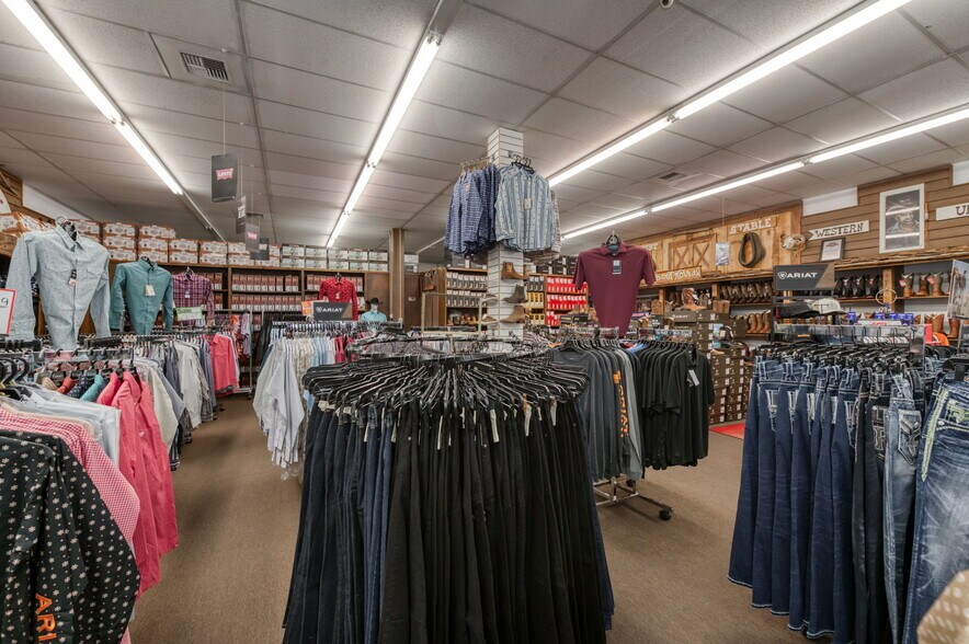 More Photos Of 101 N L St, Dinuba Storefront For Sale