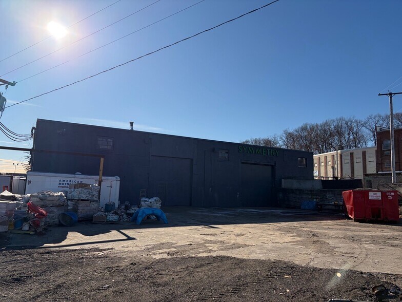 More Photos Of 55 Industrial Cir, Lincoln Distribution For Lease