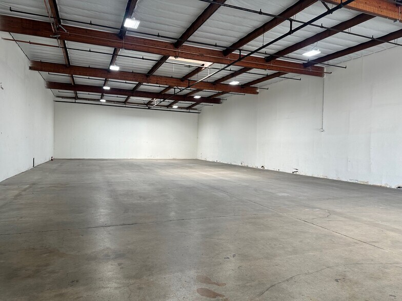 More Photos Of 301-445 N Figueroa St, Wilmington Warehouse For Lease