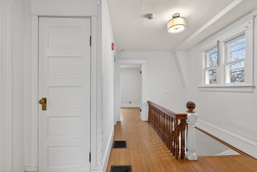 More Photos Of 317 NE Sacramento St, Portland Office For Sale