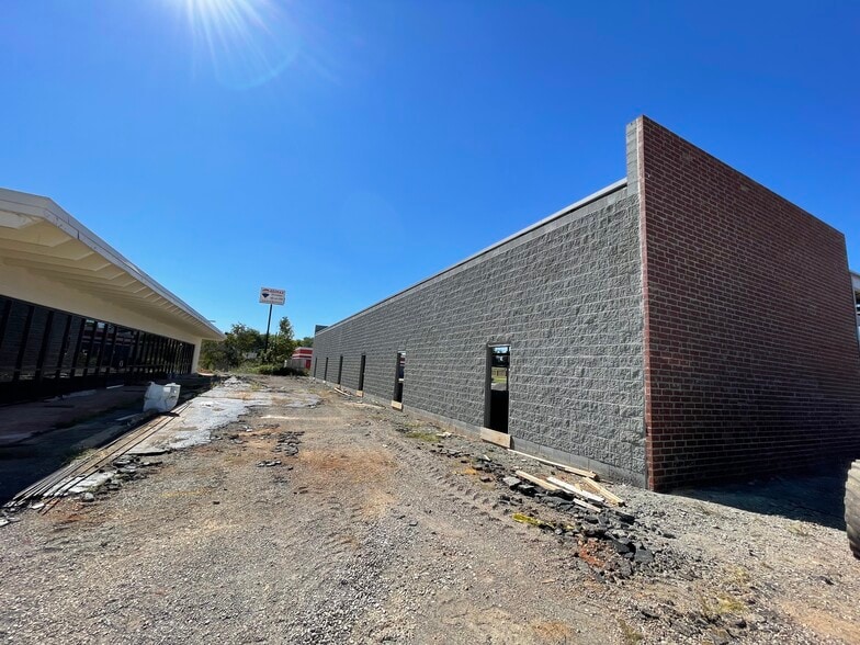 More Photos Of 106 Collier Rd, Clarksville Storefront Retail Office For Lease