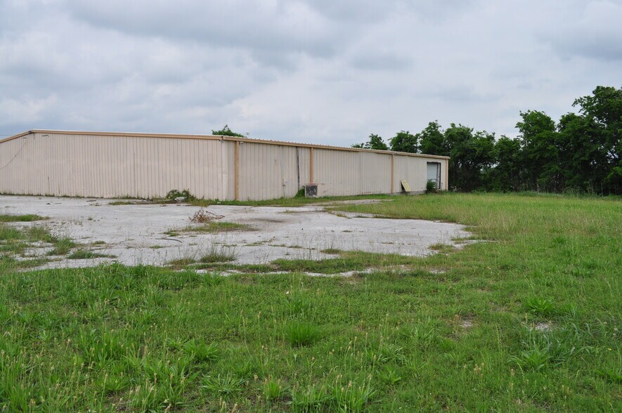 More Photos Of 1501 S Blue Bell Rd, Brenham Warehouse For Sale