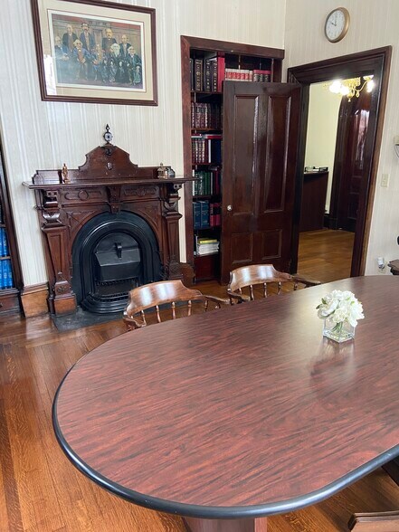 More Photos Of 8 Jackson Ct, Lawrence Office Residential For Lease