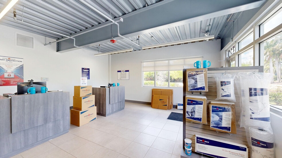 More Photos Of 2320 E Mall Dr, Fort Myers Warehouse For Lease