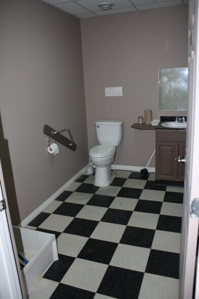 More Photos Of 5105 51 st, Drayton Valley Storefront Retail Office For Sale