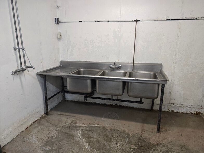More Photos Of 2405 W Ardmore Ave, Chicago Industrial For Sale
