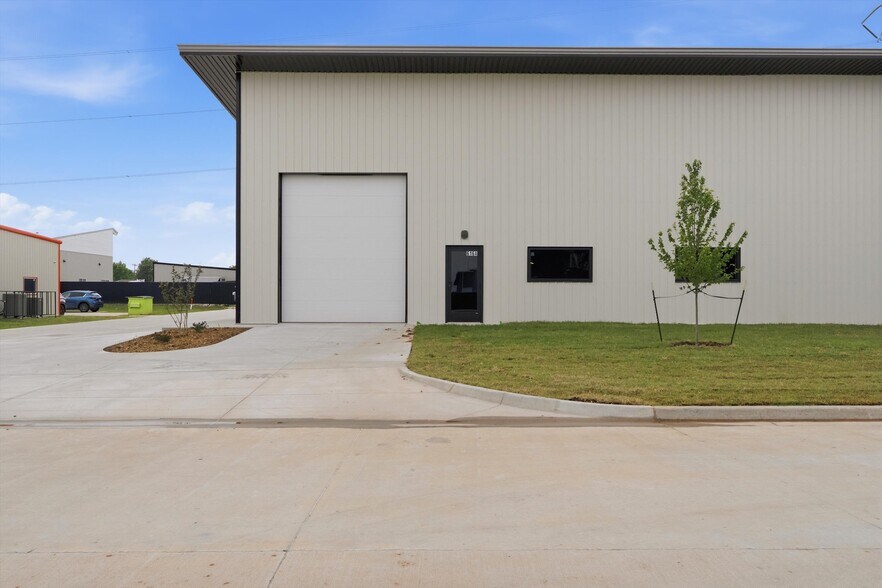 More Photos Of 616 124th St, Oklahoma City Service For Lease