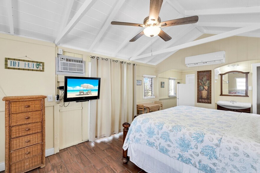 More Photos Of 243 61st St, Marathon Hotel For Sale