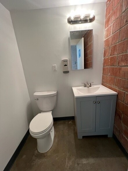 More Photos Of 7411 Laurel Canyon Blvd, North Hollywood Warehouse For Lease