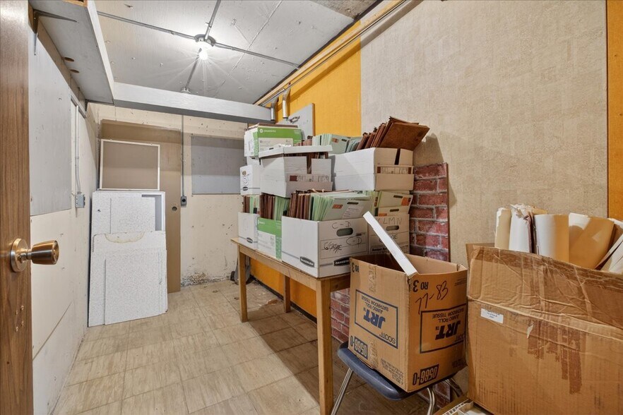 More Photos Of 11831 123 St NW, Edmonton Office For Sale