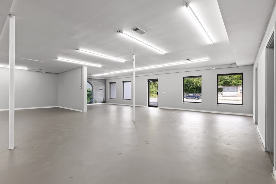 More Photos Of 734 Ashland Ter, Chattanooga Storefront Retail Office For Sale