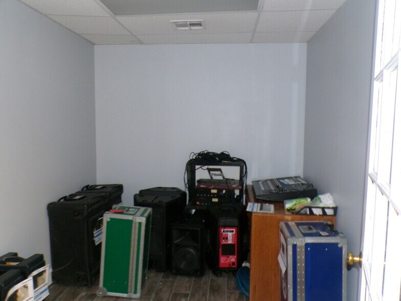 More Photos Of 7619-7621 E 46th Pl, Tulsa Showroom For Sale