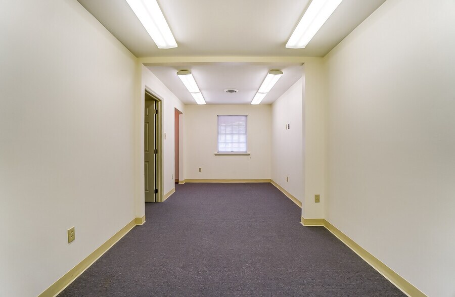 More Photos Of 1010-1090 N Market St, Troy Medical For Lease