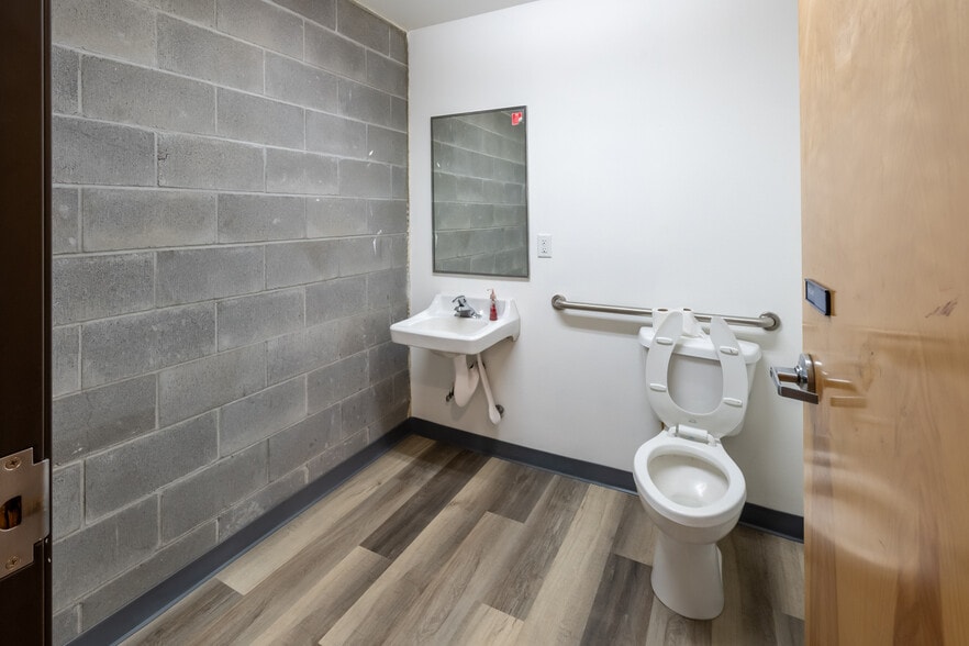 More Photos Of 736 SW Umatilla Ave, Redmond Warehouse For Lease