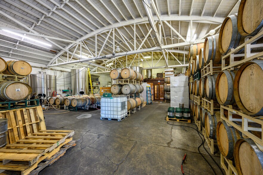 More Photos Of 475 NE 17th St, McMinnville Storefront For Sale