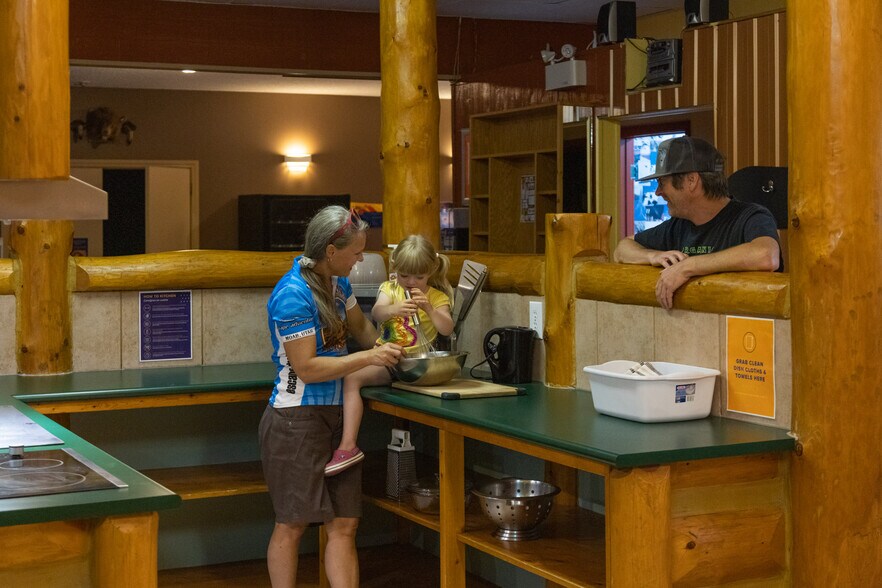 More Photos Of 892 6th Ave, Fernie Hospitality For Sale