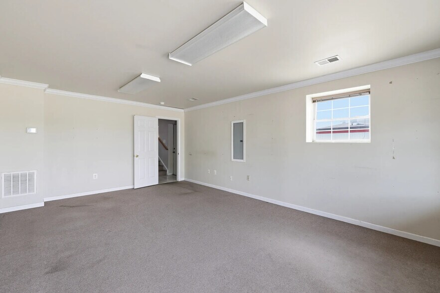More Photos Of 4 N Berlin Pike, Lovettsville Light Distribution For Lease