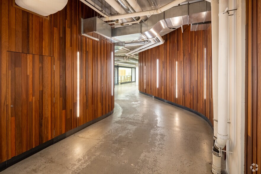 More Photos Of 5455 Av de Gaspé, Montréal Office For Lease