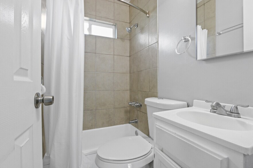 More Photos Of 2075 E Broadway, Long Beach Apartments For Sale