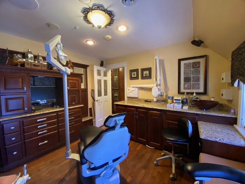 More Photos Of 204 W Main St, Barrington Medical For Sale