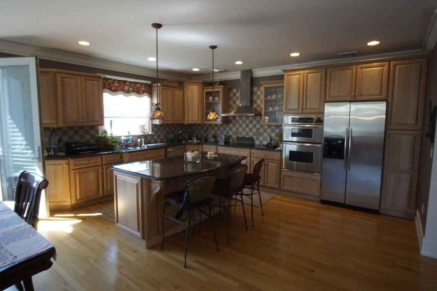 More Photos Of 584 Middle Rd, Bayport Storefront Retail Residential For Sale