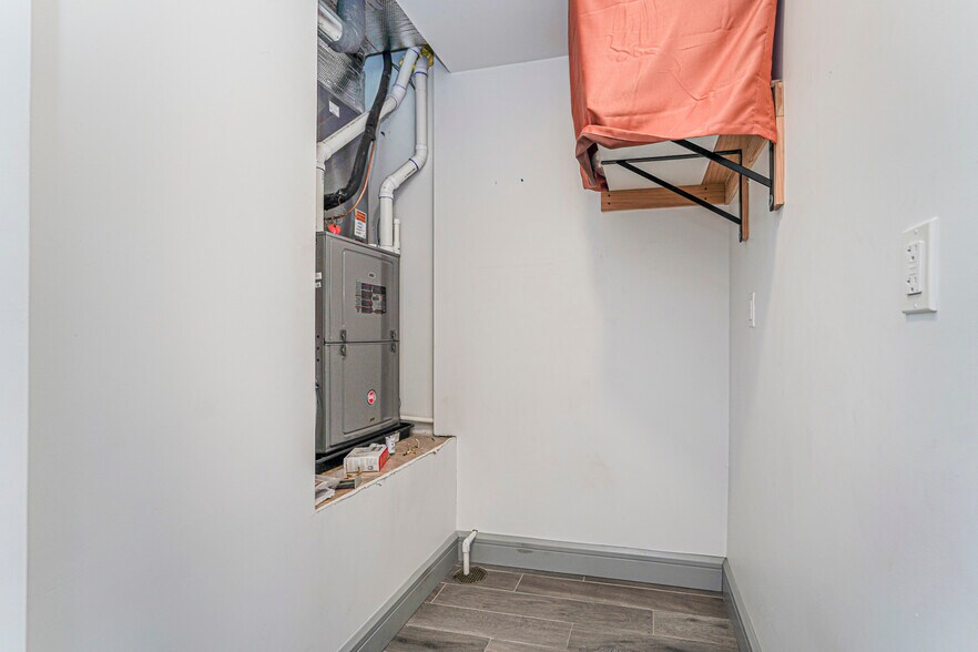 More Photos Of 271 Walker St, Staten Island General Retail For Sale