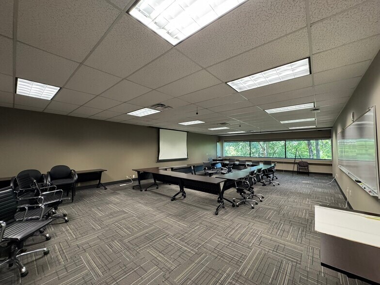 More Photos Of 4005 Rodney Parham Rd, Little Rock Office For Lease