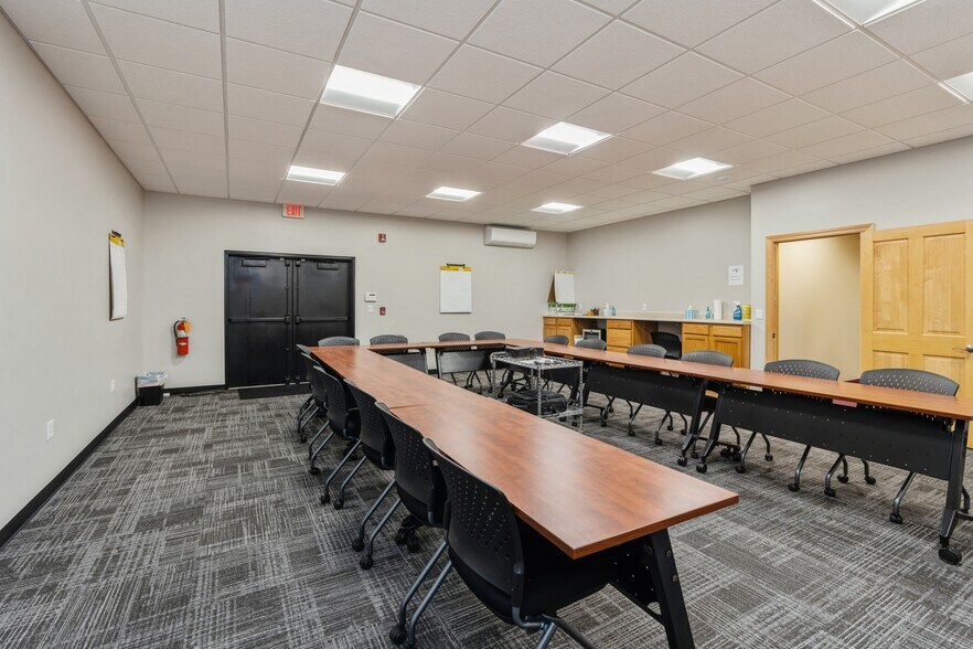 More Photos Of 2200 Gannett Ave, Des Moines Office For Sale