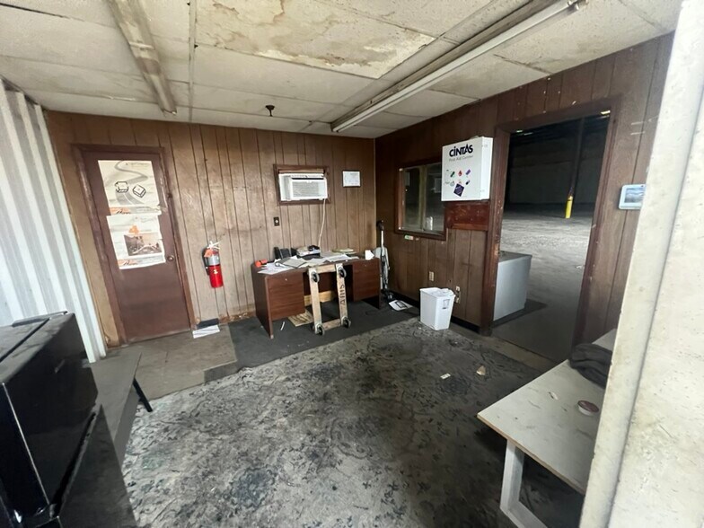 More Photos Of 2720 Commerce Dr, Columbia Warehouse For Lease