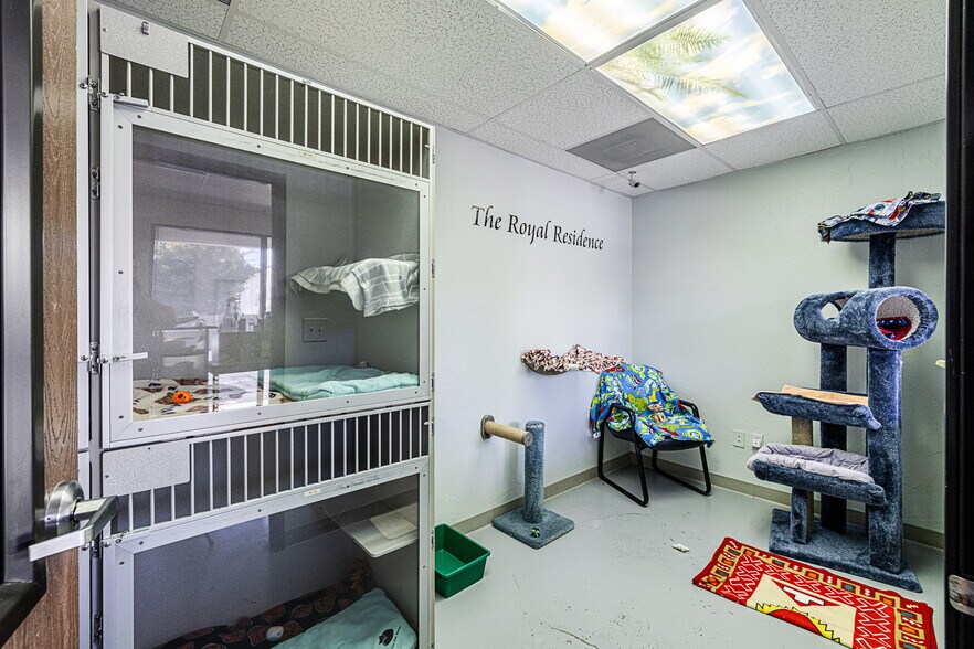 More Photos Of 26055 Bouquet Canyon Rd, Santa Clarita Veterinarian Kennel For Sale