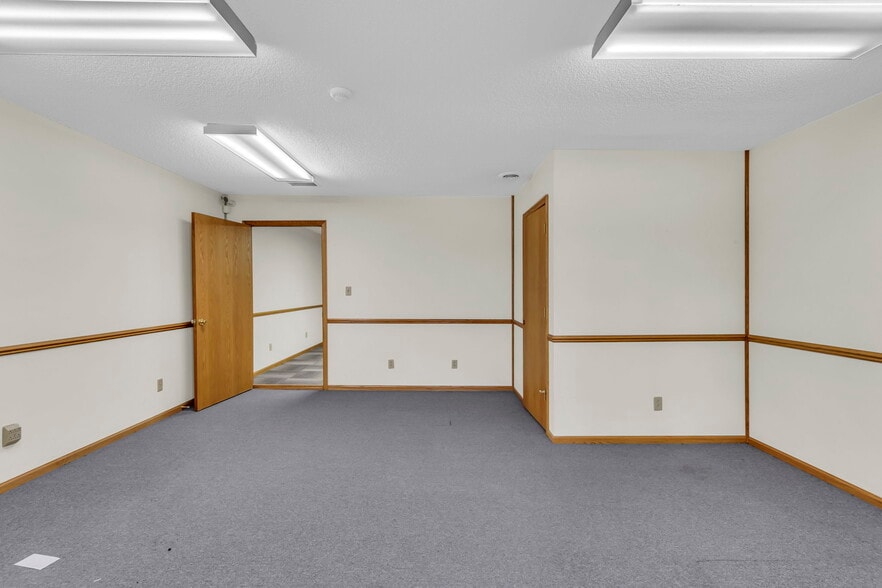 More Photos Of 112 S Pine St, Norborne Bank For Sale